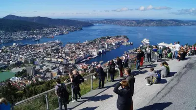 a crowd of people standing on the edge of a hill at Moderne Leilighet midt i Bykjernen Apt 1 in Bergen