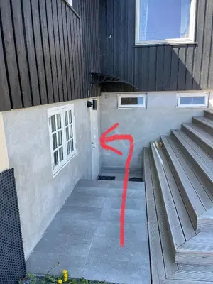 a red arrow painted on the side of a building at Cosy One Bedroom Apartment in Hval