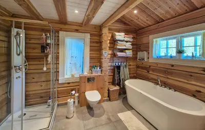 a bathroom with a tub and a toilet at 4 Bedroom Stunning Home In Tørvikbygd in Tyrvikbygd