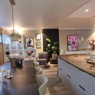 Modern semi-detached house with free parking