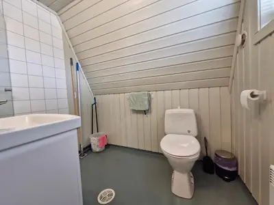 a small bathroom with a toilet and a sink at Fjellhytte i Valdres, rett ved nasjonalpark og turstier in Robøle