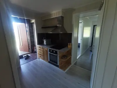 a kitchen with a stove and a counter top at Fjordgløtt in Blålia