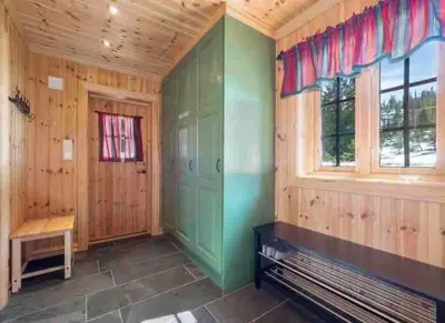 a room with a bench and a window at Trollslottet på Skeikampen in Aulstad