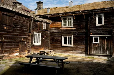 a picnic table in front of a wooden building at Per Amundsagården in Røros