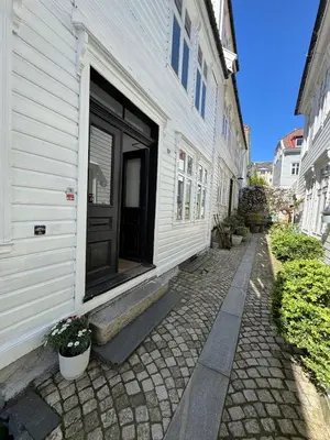 a building with a door on the side of it at Bo i Bergens eldste smau på Nøstet - sentralt og rolig in Bergen