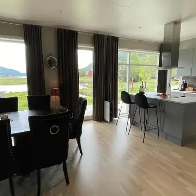 Strandhus i idylliske omgivelser