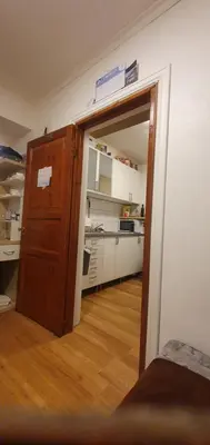 an open door in a room with a kitchen at Stodio in Lii