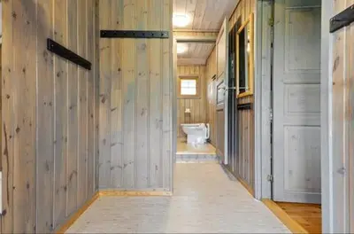 a hallway of a bathroom with a toilet in it at Guest favorite - 5 mins from Vøringsfossen in Garden