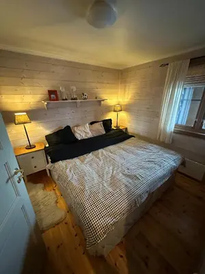 a bedroom with a bed with two lamps and a window at Ski in-ski out leilighet Hemsedal in Fausko
