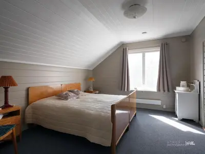 a bedroom with a bed and a window at Hus nær butikk, sentrum & rekreasjon in Hol