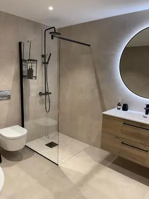 a bathroom with a shower and a toilet and a sink at 2 leiligheter med panoramautsikt in Bergen