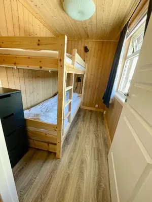 a room with two bunk beds in a tiny house at Hytte sentralt i Myrkdalen in Vossevangen