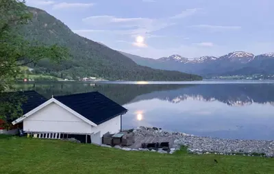 a building sitting on the side of a lake at 3 Bedroom Amazing Home In Elnesvågen in Sylte