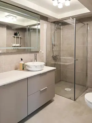 a bathroom with a sink and a shower at Hyggelig Gård Nær Bergen Med Spabad in Hjelmås