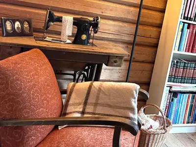 an old sewing machine sitting next to a table at Nord-Garthus, leilighet 2 in Hølera