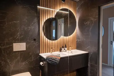 a bathroom with a sink and a mirror at Lille Luxury moderne feriehus med stor uteplass, utekjøkken og pergola in Bergen