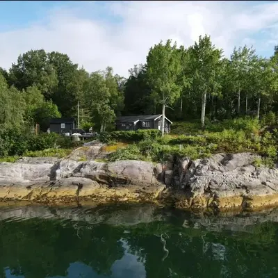 Koselig hytte i sjøkanten