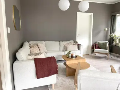a living room with a white couch and a table at Nyrenovert leilighet med 3 soverom i Odda sentrum in Odda