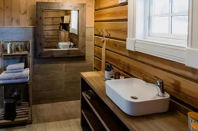 a bathroom with a sink and a mirror at Tømmerhytte Med Utsikt Over Jotunheimen in Gålå