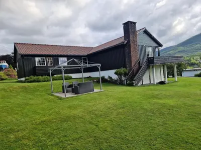 Gallery image of Hus med stor hage ved Vatsfjorden in Åmsosen