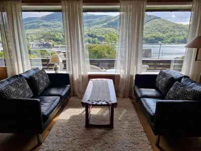 Gallery image of Hus med stor hage ved Vatsfjorden in Åmsosen