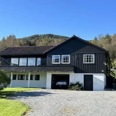 Hus med stor hage ved Vatsfjorden