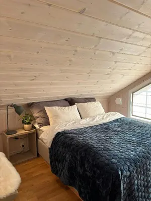 a bedroom with a bed and a wooden ceiling at Magiske Vinterdage I Sjusjøen in Mesnali