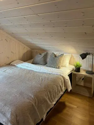a bed in a room with a wooden ceiling at Magiske Vinterdage I Sjusjøen in Mesnali