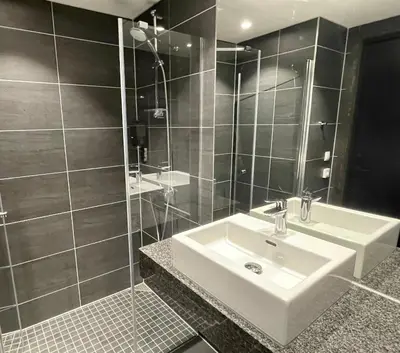 a bathroom with a sink and a large mirror at Gausta Sportell in Gaustablikk