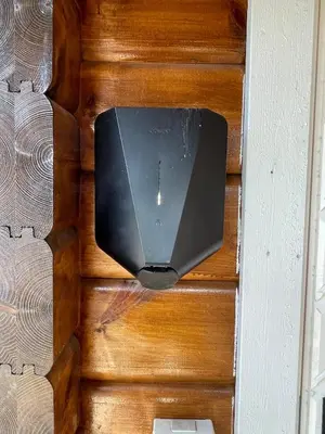 a door with a speaker on a wooden wall at Sjarmerende tømmerhytte på Bjorli in Lii