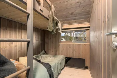 a room with a bunk bed in a cabin at Hedda Hedalsfjellet - 3 bedroom cabin with a lovely view in Hedalen