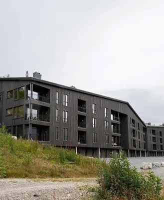 a large black building with windows at Moderne leilighet ski inn og ski ut med magisk natur in Lii