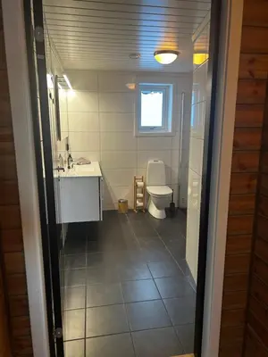 a bathroom with a toilet and a sink and a shower at Flott leilighet på Voss i Tråstølsvegen med 3 soverom 6 sengeplasser in Skulestadmo
