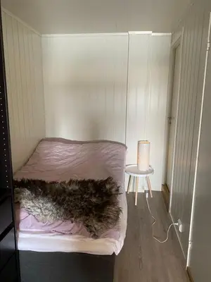 a small room with a bed and a table at Nice little studio centrally located in Lii