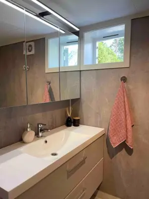 a bathroom with a sink and a mirror at Trivelig lite hus in Lii