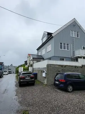 two cars parked in front of a house at KSU Topleiligheten in Kristiansund