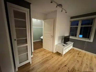 an empty room with a desk and a television at KSU Topleiligheten in Kristiansund