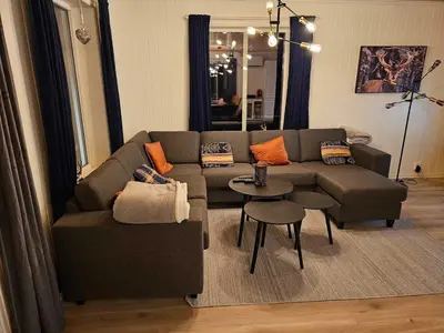 a living room with a couch and a table at Flott hytte i Elgtrakket 9, 3864 Rauland Skisenter - Holtardalen in Torvetjørn