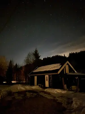 a cabin under a starry sky at night at Gjestehus i Hurdal uten innlagt vann Delt bad in Hurdal