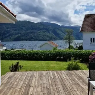 Hus ved sjøen