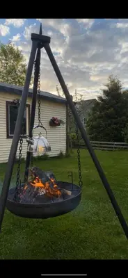 a swing with a fire in front of a yard at Helt hus leies ut under fiskeri messe 2025 in Trondheim