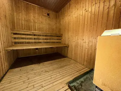 an empty wooden sauna with a bench in it at Bjorliheimen Fjellhotell-Hotellrom in Bjorli