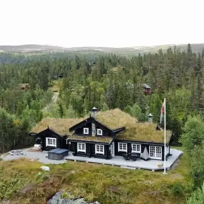Stor velutstyrt laftehytte med usjenert uteplass