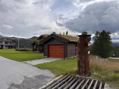 a log cabin with a hat on top of a pole at Høvringen Lodge in Høvringen