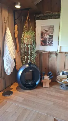 a room with a black tv on a wooden floor at Trivelig hytte med innlagt strøm og vann Perfekt for familietur Bilveg helt frem in Rotvolden