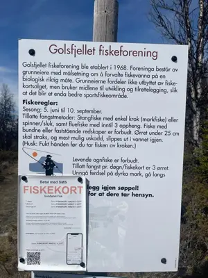 a sign on a pole in a park at No71 Golsfjellet in Golsfjellet