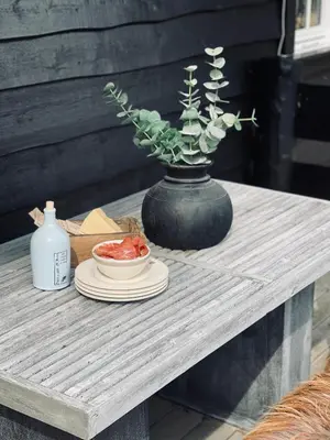 a table with a vase and a plate on it at No71 Golsfjellet in Golsfjellet