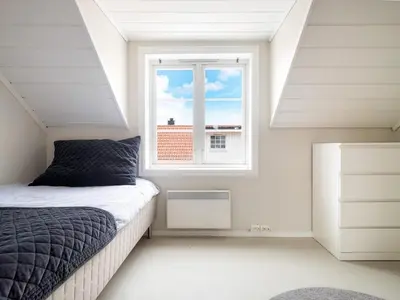 a bedroom with a bed and a window at Sentralt beliggende enebolig på Møllenberg in Trondheim
