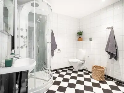 a bathroom with a shower sink and a toilet at Sentralt beliggende enebolig på Møllenberg in Trondheim