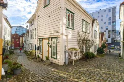 a building on a cobblestone street in a city at Historisk hus fra 1800-tallet in Bergen